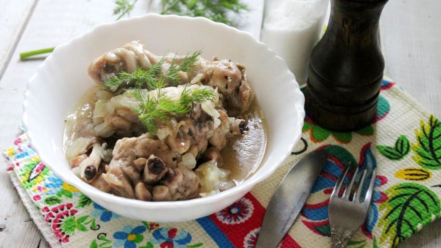 Рецепт курицы тушеной с луком