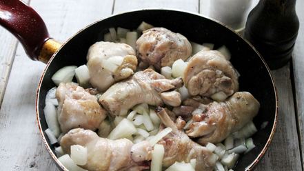 Рецепт курицы тушеной с луком