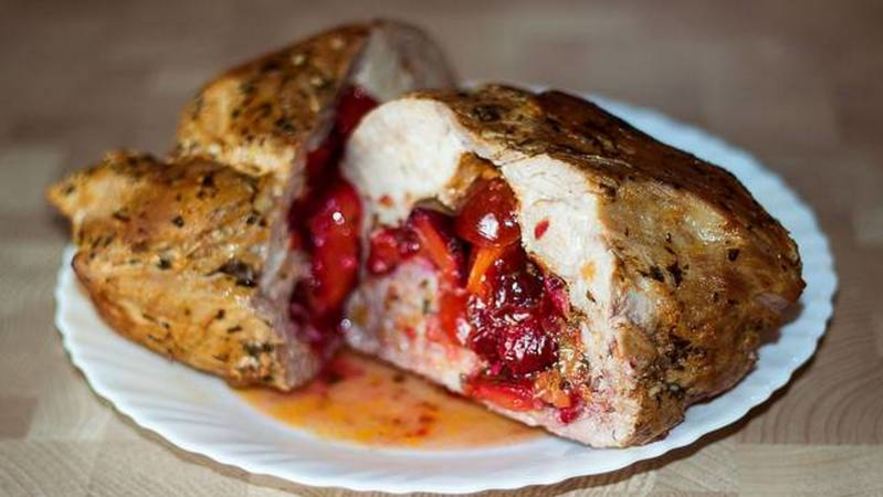 Рецепт свинины в маринаде, запеченная со сливами