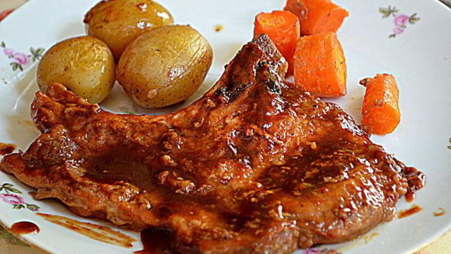 Рецепт свиных отбивных в барбекю-соусе и с овощами