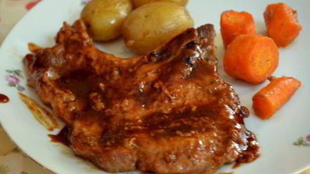 Рецепт свиных отбивных в барбекю-соусе и с овощами