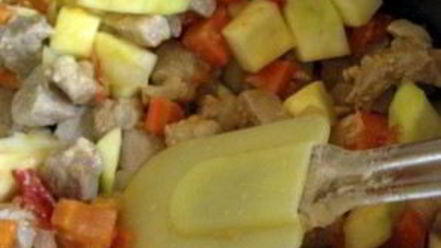 Рецепт тушеной свинины с кабачками в мультиварке