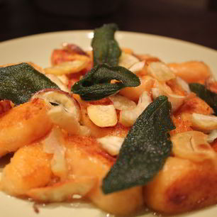 Рецепт Ньокков из батата с шалфеем и каштановой стружкой