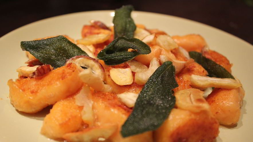 Рецепт ньокков из батата с шалфеем и каштановой стружкой