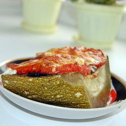 Рецепт Фаршированного кабачка мясным фаршем с грибным соусом, с помидорами под сыром