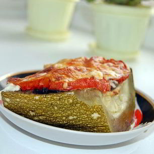 Рецепт Фаршированного кабачка мясным фаршем с грибным соусом, с помидорами под сыром