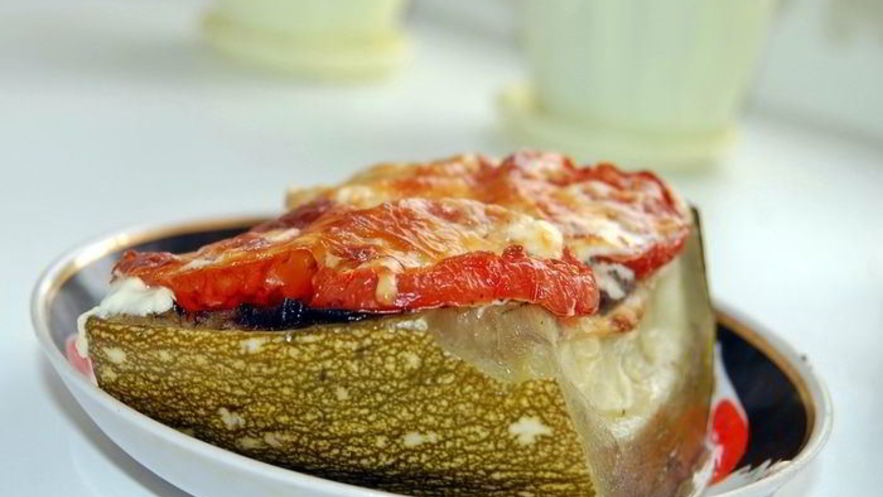 Рецепт фаршированного кабачка мясным фаршем с грибным соусом, с помидорами под сыром