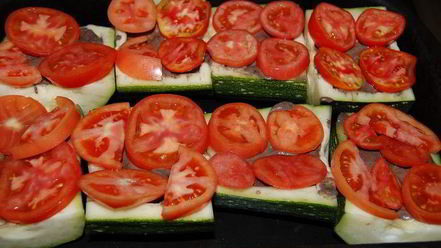 Рецепт фаршированного кабачка мясным фаршем с грибным соусом, с помидорами под сыром