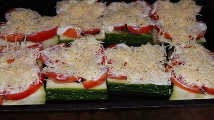 Рецепт фаршированного кабачка мясным фаршем с грибным соусом, с помидорами под сыром