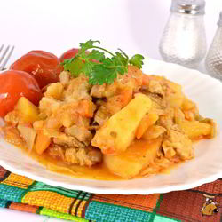 Рецепт Картофеля тушеного со свиной грудинкой и овощами в мультиварке