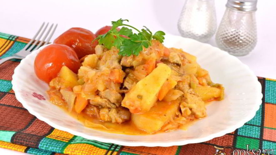 Рецепт картофеля тушеного со свиной грудинкой и овощами в мультиварке