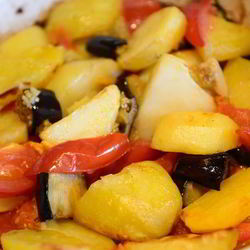Рецепт Картофеля запеченного с баклажанами помидорами и чесноком