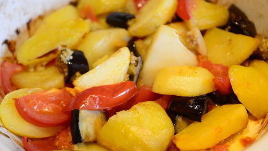 Рецепт картофеля запеченного с баклажанами помидорами и чесноком