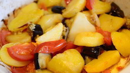 Рецепт картофеля запеченного с баклажанами помидорами и чесноком