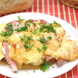 Рецепт Картофеля запеченного с салями и ветчиной