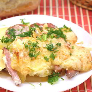 Рецепт Картофеля запеченного с салями и ветчиной