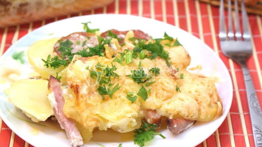 Рецепт картофеля запеченного с салями и ветчиной