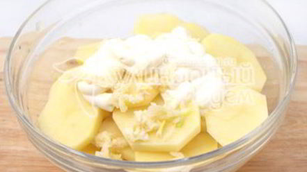 Рецепт картофеля запеченного с салями и ветчиной