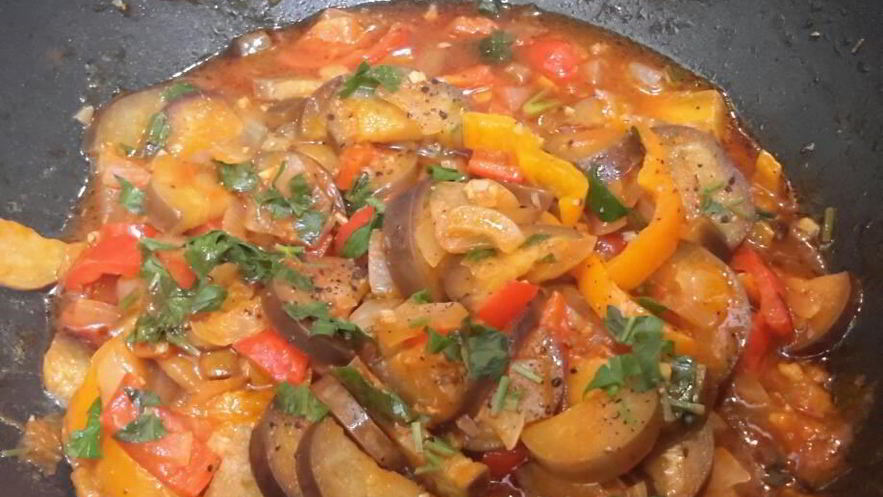 Рецепт овощей, тушенов в соусе из соков и соевого соуса