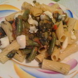 Рецепт Ригатоней со стручковой фасолью, шпинатом, томатами и сыром Бри