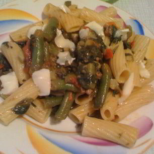 Рецепт Ригатоней со стручковой фасолью, шпинатом, томатами и сыром Бри