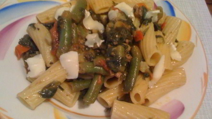 Рецепт ригатоней со стручковой фасолью, шпинатом, томатами и сыром бри