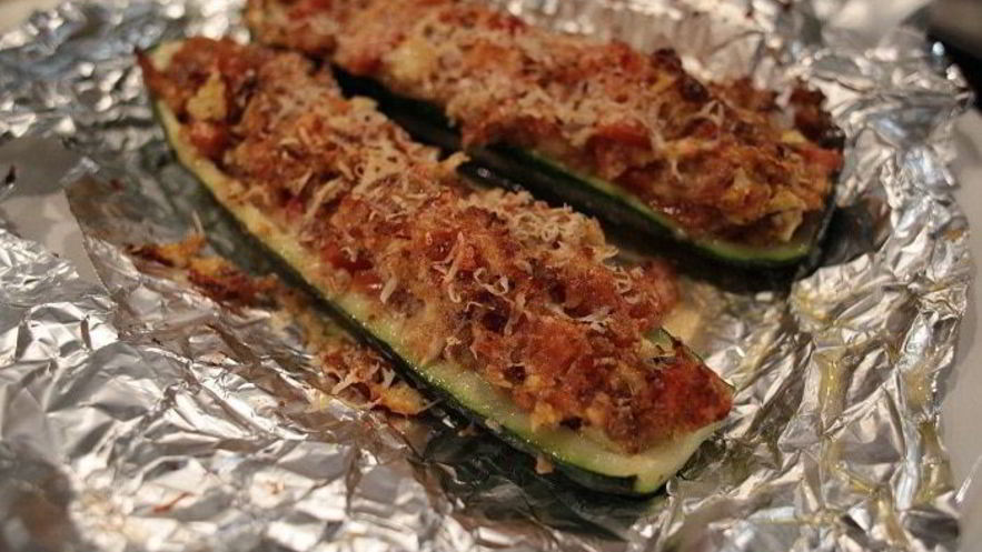 Рецепт цукини, запеченные с помидорами, сыром и чили