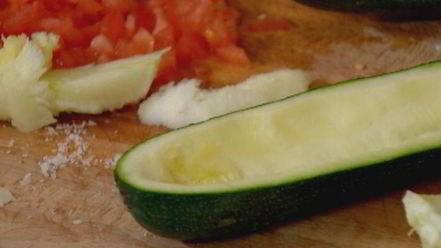 Рецепт цукини, запеченные с помидорами, сыром и чили