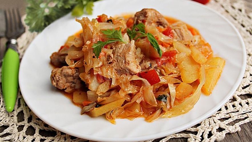 Рецепт тушеной капусты с мясом с картошкой мультиварке