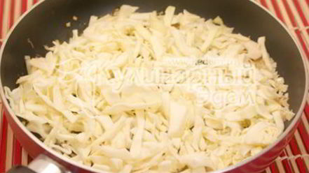 Рецепт тушеной капусты с помидорами и маслинами