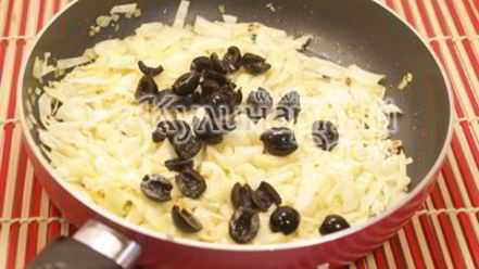 Рецепт тушеной капусты с помидорами и маслинами
