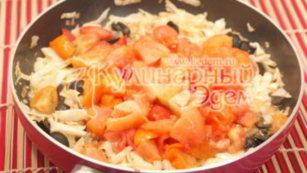 Рецепт тушеной капусты с помидорами и маслинами