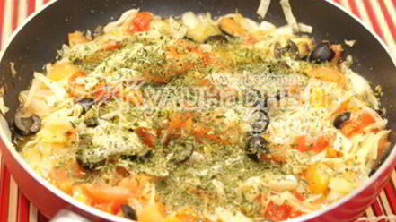 Рецепт тушеной капусты с помидорами и маслинами