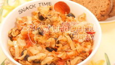 Рецепт тушеной капусты с помидорами и маслинами