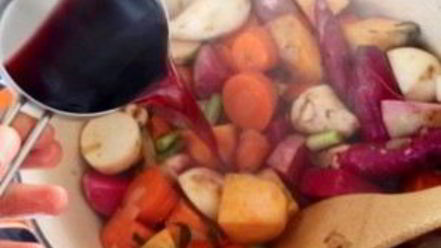 Рецепт тушеных овощей с красным вином и мускатным орехом