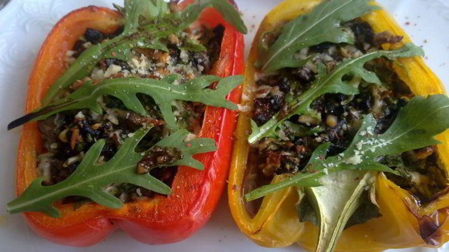 Рецепт запеченного перца с брынзой, руколой и вешенками