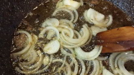 Рецепт говяжьей печени в сметанном соусе