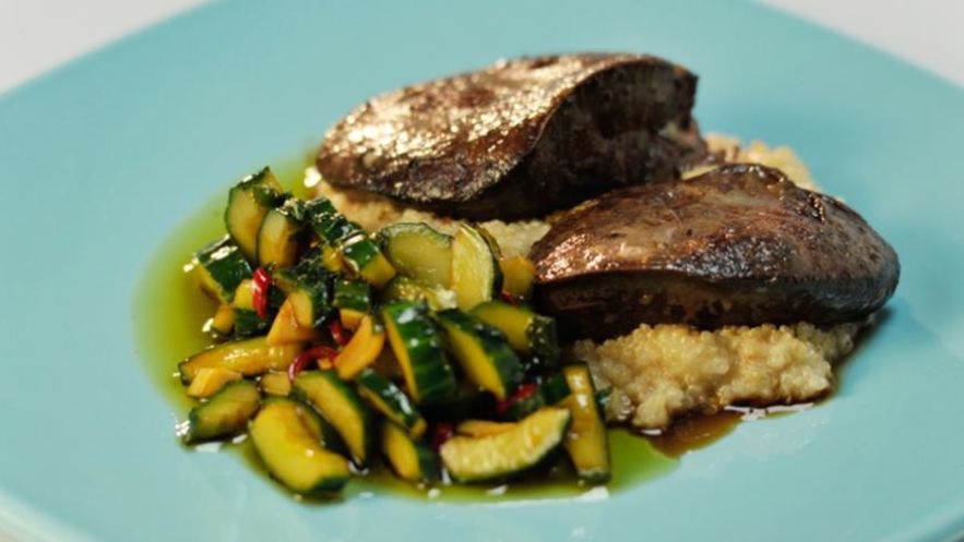 Рецепт индюшачьей печенки с киноа и битыми огурцами