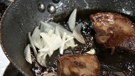 Рецепт индюшачьей печенки с киноа и битыми огурцами