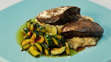 Рецепт индюшачьей печенки с киноа и битыми огурцами