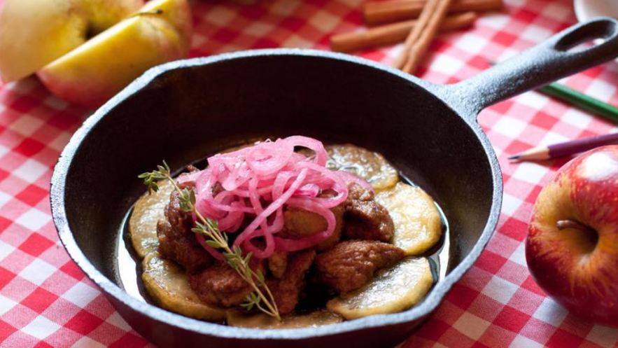 Рецепт куриной печени с карамелизированными яблоками