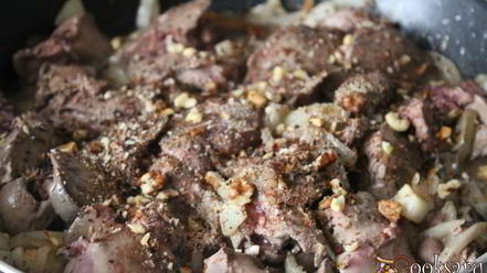 Рецепт куриной печени с луком и грецкими орехами
