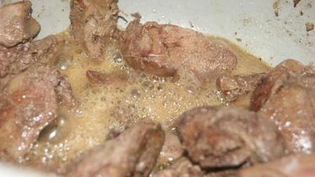 Рецепт куриной печени в медовом соусе со шпинатом