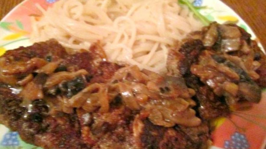 Рецепт отбивных из печени со сливочно-грибным соусом