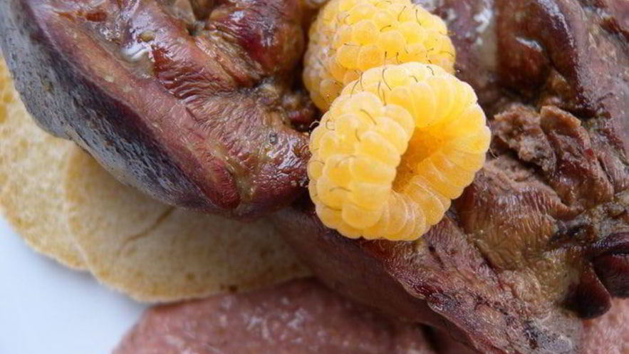 Рецепт печени-гриля с инжирно-малиновым соусом