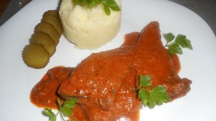 Рецепт печени, тушеной в томатно-сметанном соусе