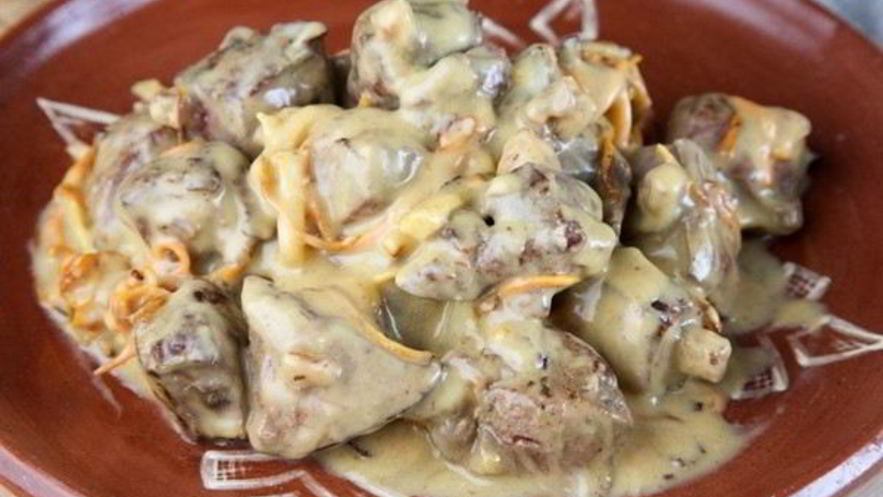 Рецепт сочной куриной печени в сырном соусе