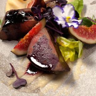 Рецепт Телячьей печени на пюре из яблок с ягодным соусом