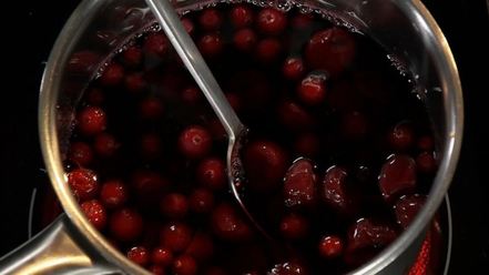 Рецепт телячьей печени на пюре из яблок с ягодным соусом