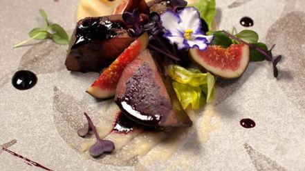 Рецепт телячьей печени на пюре из яблок с ягодным соусом